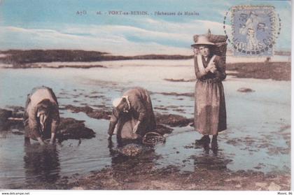 14 - PORT EN BESSIN - HUPPAIN - - LES PECHEUSES DE MOULES - PECHE MOULE  1930