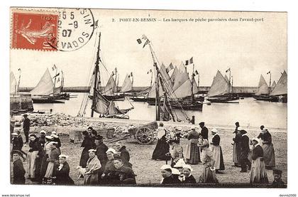 PORT EN BESSIN (14) - Port-en-Bessin-Huppain - Les barques de pêche pavoisées dans l'avant-port