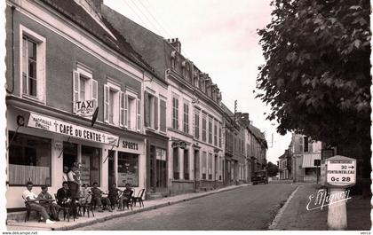 Carte POSTALE  Ancienne de PUISEAUX - Rue de Paris, Café du Centre