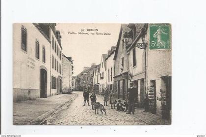 REDON 30 VIEILLES MAISONS RUE NOTRE DAME (CHIEN ET ANIMATION) 1908