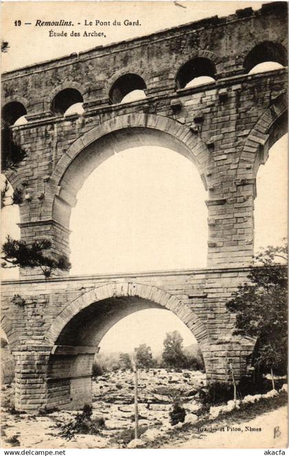 CPA REMOULINS - Le PONT-du-GARD - Étude des Arches (458513)