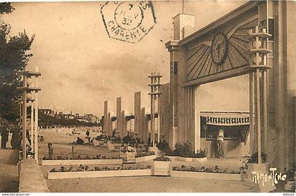 17 - Royan - Bains de Royan - Animée - CPA - Oblitération ronde de 1932 - Voir Scans Recto-Verso