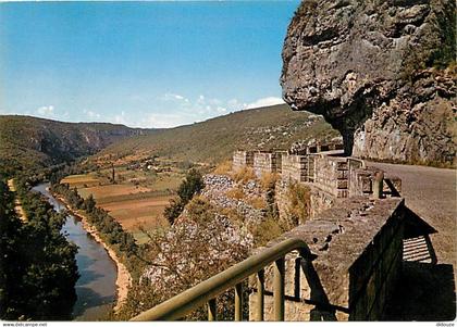 82 - Saint Antonin Noble Val - La Route Touristique surplombant la Vallée de I'Aveyron aux environs de Saint Antonin Nob