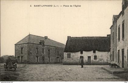 44 - SAINT-LYPHARD - place de l'église - tacot