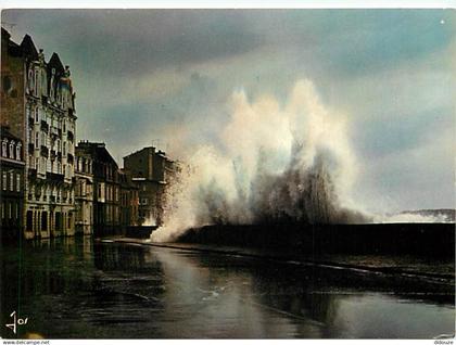 35 - Saint Malo - Vague sur la digue à Saint-Malo - CPM - Carte Neuve - Voir Scans Recto-Verso