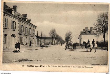 CPA SELLES-sur-CHER - Le Square de Centenaire et l'Avenue du Bourgean (208963)