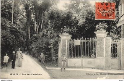 CPA SEVRES - Rue des Fontaines (44366)