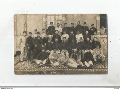 TARBES (HAUTES PYRENEES) CARTE PHOTO AVEC MILITAIRES