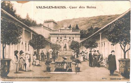 Carte Postale Ancienne de VALS LES BAINS-cour des bains