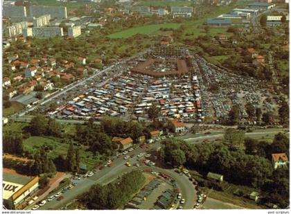 Vaux en Velin - vue aérienne du super marché aux puces