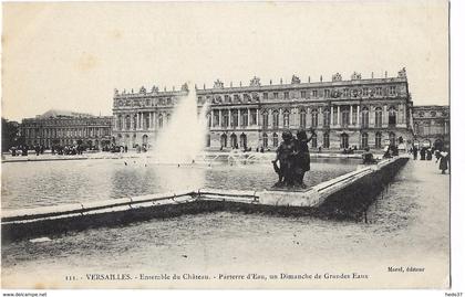 Versailles - Ensemble du Château - Parterre d'Eau, un Dimanche de Grandes Eaux