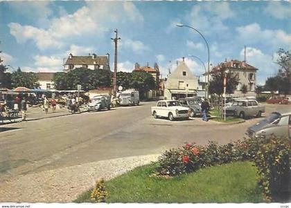 CPM Villecresnes Le Marché - véhicules anciens