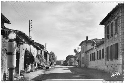 VILLEFRANCHE-D'ALBIGEOIS LES ECOLES AU 1 ER PLAN POMPE A ESSENCE