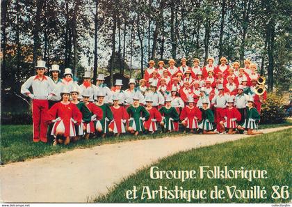 / CPSM FRANCE 86 "Vouille" / MAJORETTES