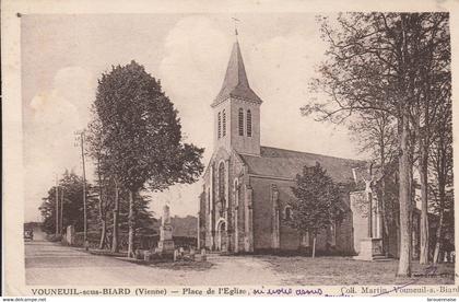 86 -  VOUNEUIL SOUS BIARD - Place de l' Eglise