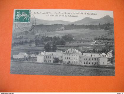 CPA    Yssingeaux  - Ecole scolaire Vallée de Siaulme - Au loin les Pics de Chazeau  1908