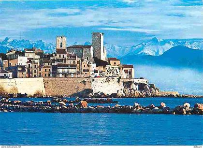 06 - Antibes - Les Remparts - La Ville devant les Alpes le soir - CPM - Voir Scans Recto-Verso