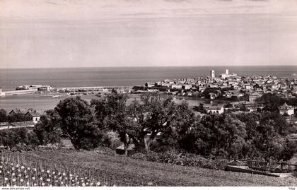 Antibes - Vue sur la Ville et le Port