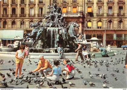 Lyon 1 place des Terreaux fontaine Bartholdi pigeons