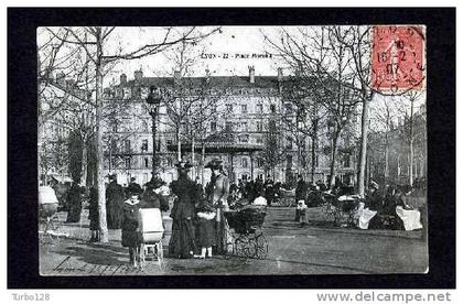 LYON . 22 . Place Morand . Animée