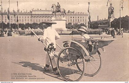 Lyon 2 exposition promenade en pousse pousse place Bellecour