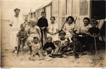 CPA Lion sur Mer Big family portrait on Postcard FRANCE (1334248)