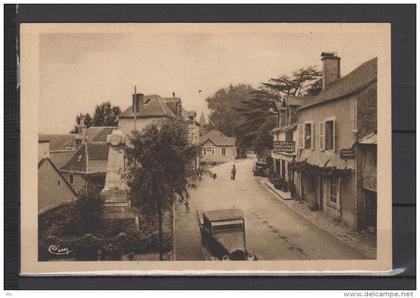 19 - Ayen (corrèze) - Le Monument aux Morts et Avenue de Juillac - café Simon-Vignard restaurant