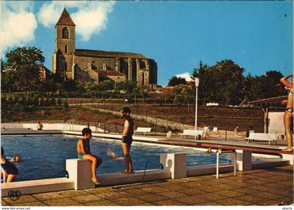 CPM Belves - La Piscine et l'Eglise de Montcuq Prieure (1082080)