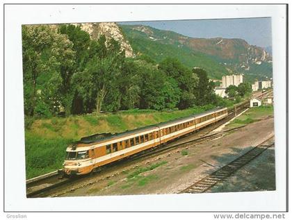 LA BUISSERATTE (38) 60  JUILLET 1983 UNE RAME ETG ASSURANT L´EXPRESS 5722 GRENOBLE LYON PASSE DEVANT LE TRIAGE