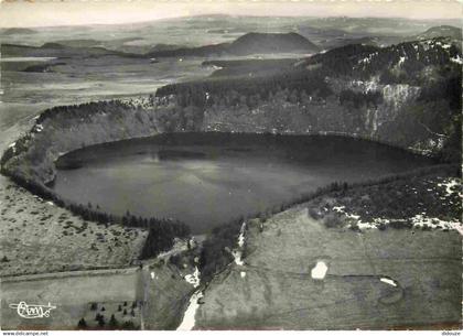 63 - Lac Pavin - Vue aérienne - A gauche le Lac de Bourdouze et au centre le Puy boisé de Montcineyre - Mention Photogra