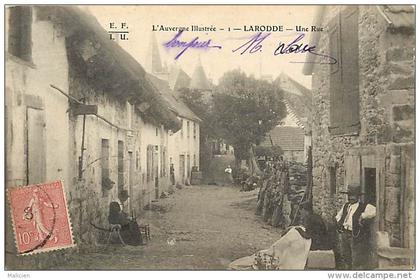 - ref - G832 - puy de dome - larodde - une rue - brodeuse - broderie - couture - carte bon etat -