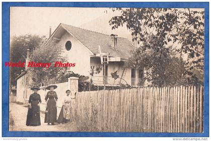 CPA photo - FAVERGES ou environs - Femmes devant une belle maison - éolienne - signé Marie Neyret et envoyé à Faverges