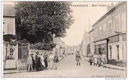 FERRIERES-EN-BRIE RUE CARNOT SOLDATS ANIMEE COMMERCES