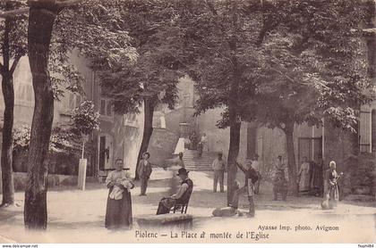 VAUCLUSE - PIOLENC - LA PLACE ET MONTEE DE L'EGLISE - CARTE DATEE DE 1904.