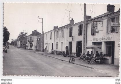 S21-85) SAINT FLORENT DES BOIS (VENDEE) HOTEL DES VOYAGEURS - BAR RESTAURANT KRONENBOURG - EN 1980 - ( 2 SCANS )