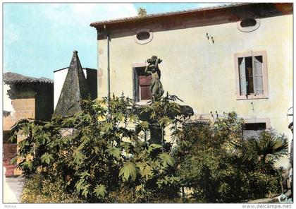 AIGUES VIVES - la fontaine, place Gaston Doumergue.