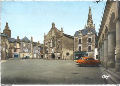 CPSM Airvault Place Saint-Pierre et l'Eglise Abbatiale