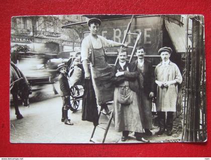 75 - PARIS - CARTE PHOTO - " DEMENAGEURS, LIVREURS, MARCHANDS...BD SEBASTOPOL EN FACE MAGASIN : BALLAZ " - " TRES RARE "