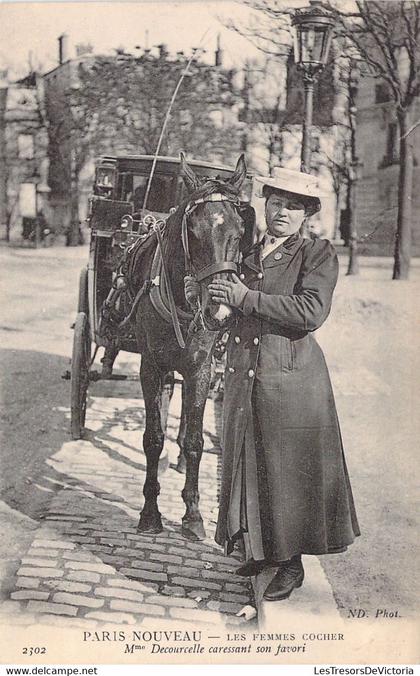 CPA Petits Métiers à Paris - Paris Nouveau - Les Femmes Cocher - 2302 - Mme Decourcelle caressant son favori