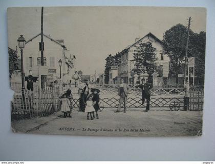 CPA  Antony  Le Passage à niveau et la rue de la Mairie