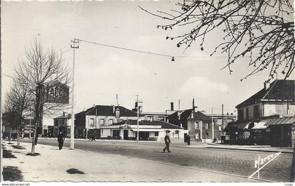 CPSM Arcueil Place et Tabac de la Vache Noire