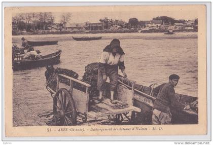 Arès (Gironde) - Déchargement des bateaux d'Huîtres