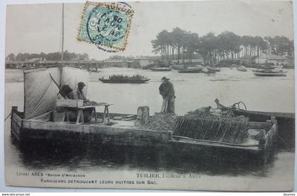 PARQUEURS DÉTROQUANT LEURS HUITRES SUR BAC  - ARÈS (BASSIN D'ARCACHON)