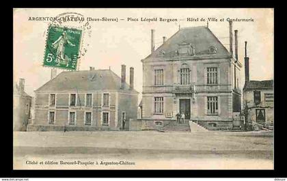 79 - Argenton-Château - Place Léopold Bergeon - Hotel de Ville - Gendarmerie - Animée - CPA - Voir Scans Recto-Verso