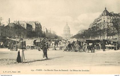 Dép 75 - Paris - Arrondissement 07 ou Arrondissement 15 - Le marché place de Breteuil - Le Dôme des Invalides