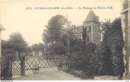 CPA Auvers-sur-Oise Le Passage à Niveau