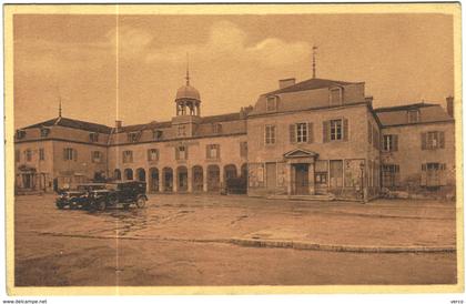 Carte Postale Ancienne de BAR SUR AUBE-Hôtel de ville et le Théâtre