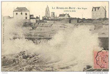 - loire atlantique - ref- B518 - le bourg de batz - une vague contre la jetee -  carte bon etat -