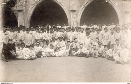 BELLEY GROUPE DE SOLDATS DANS LA CASERNE ( CARTE PHOTO )