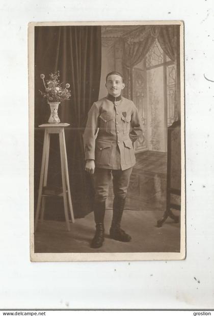 BESANCON (DOUBS) ?   CARTE PHOTO  AVEC MILITAIRE FRANCAIS (PHOTO LOUIS BESANCON)